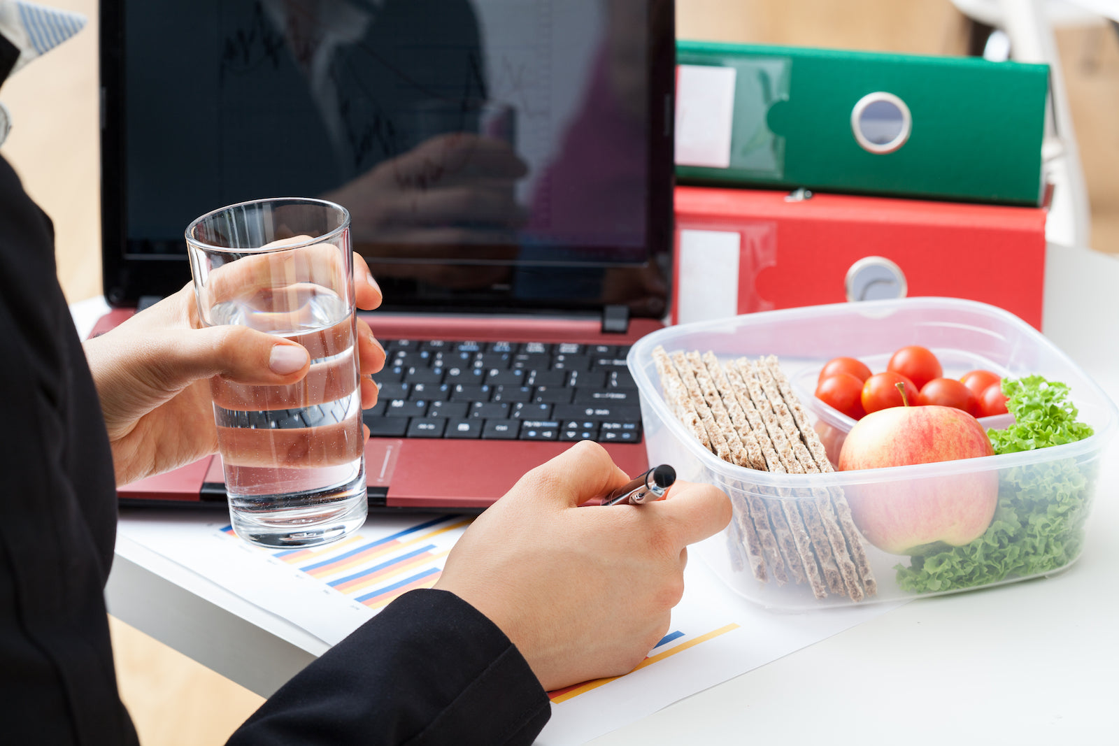 Busy Woman’s Daily Essentials: Hydrate, Nourish, and Recharge