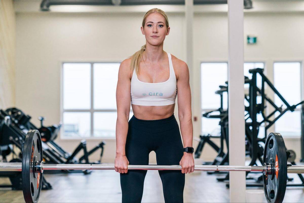 Core exercises for women: woman lifting a barbell