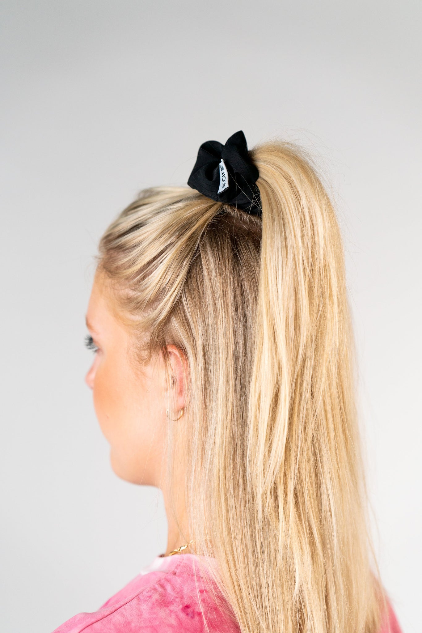 Blonde girl wearing a Cira Nutrition Black Scrunchie